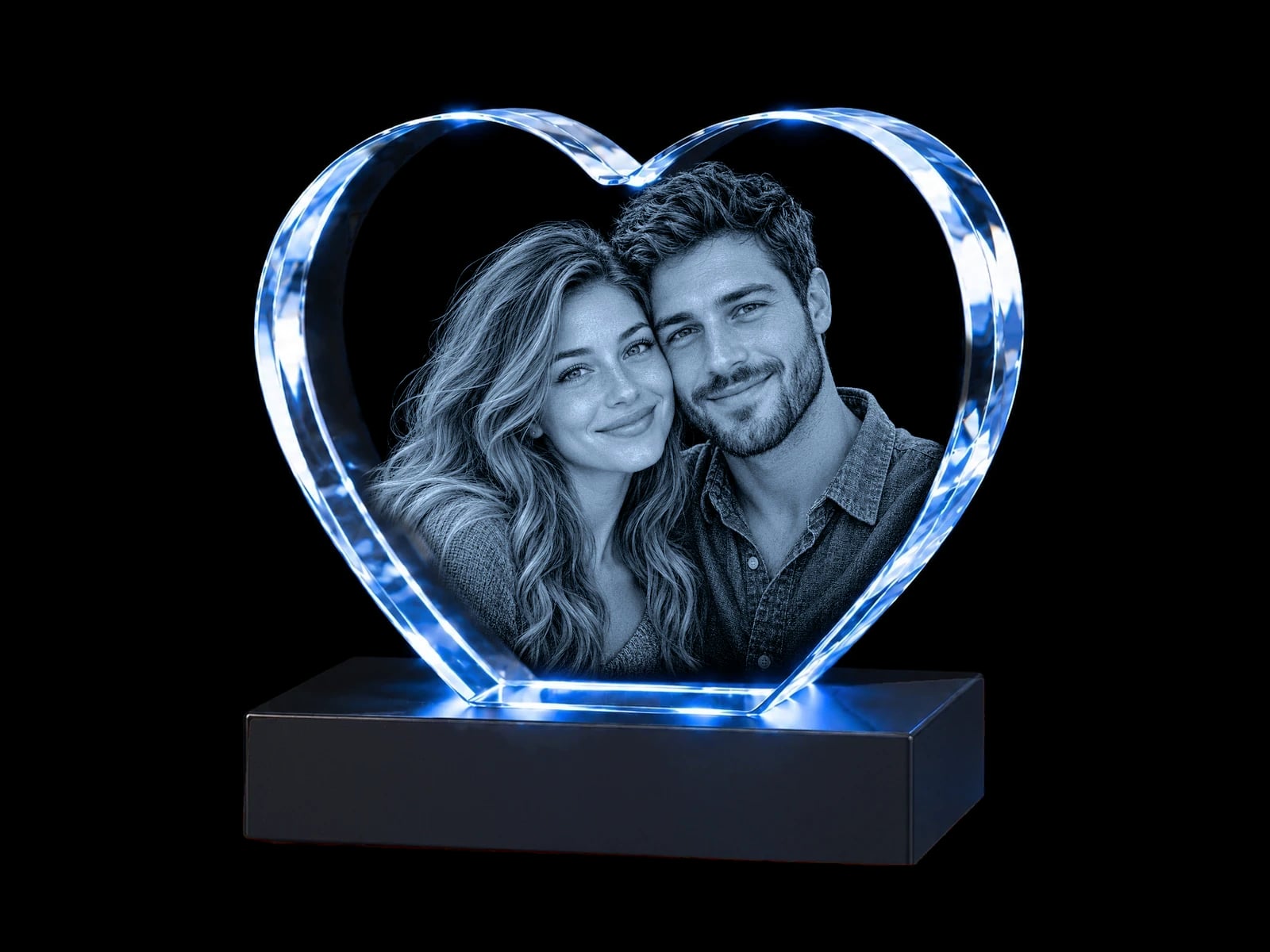 Couple portrait engraved in a heart crystal